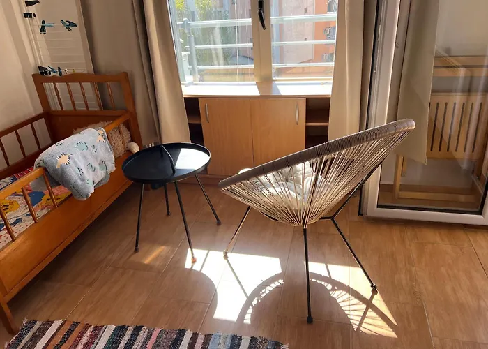 Cozy, Family-Friendly 2 Bed Apt With Parking