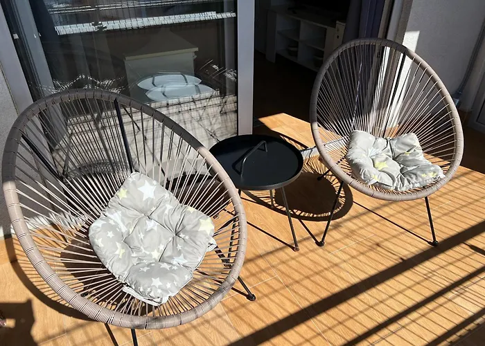 Cozy, Family-Friendly 2 Bed Apt With Parking