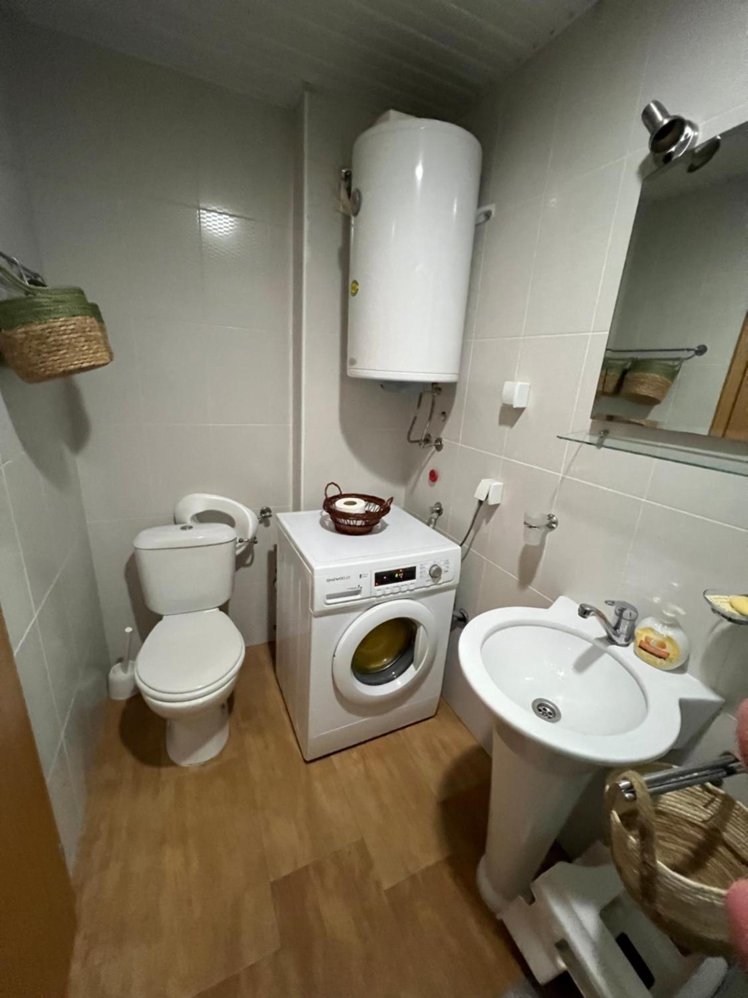 Cozy, Family-friendly 2 Bed With Parking דירה
